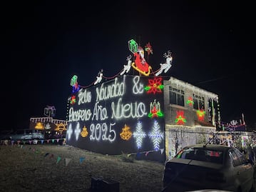 Una villa navideña brilla en Mineral de la Reforma, impulsada por la familia Gómez