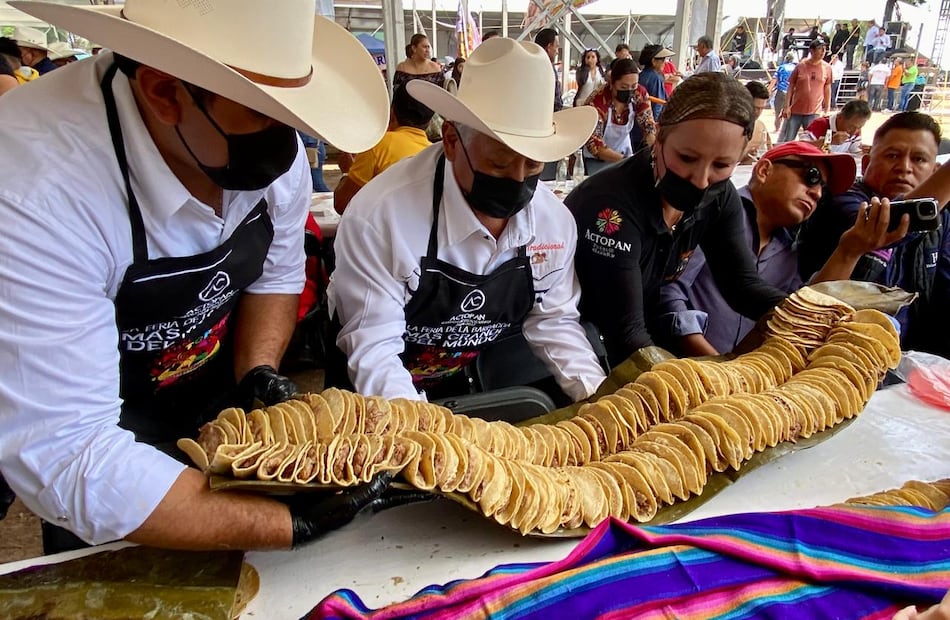 Actopan rompe récord mundial con la fila más larga de tacos de barbacoa durante su tradicional feria | Foto: Luis Soriano