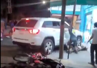 Camioneta arrolla a 2 personas de manera intencional en Tecámac