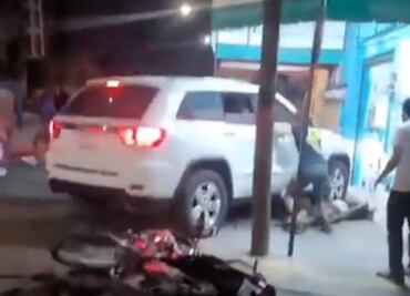 Camioneta arrolla a 2 personas de manera intencional en Tecámac