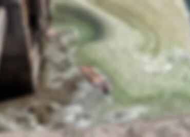 Hallan el cuerpo de una mujer flotando en canal de aguas negras en Tasquillo