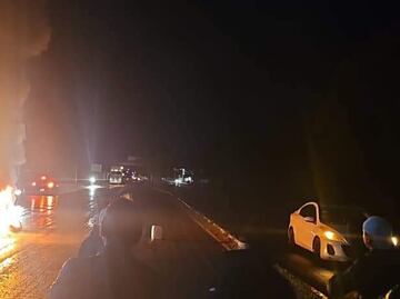 En pleno puente bloquean la México-Laredo en el Tephe