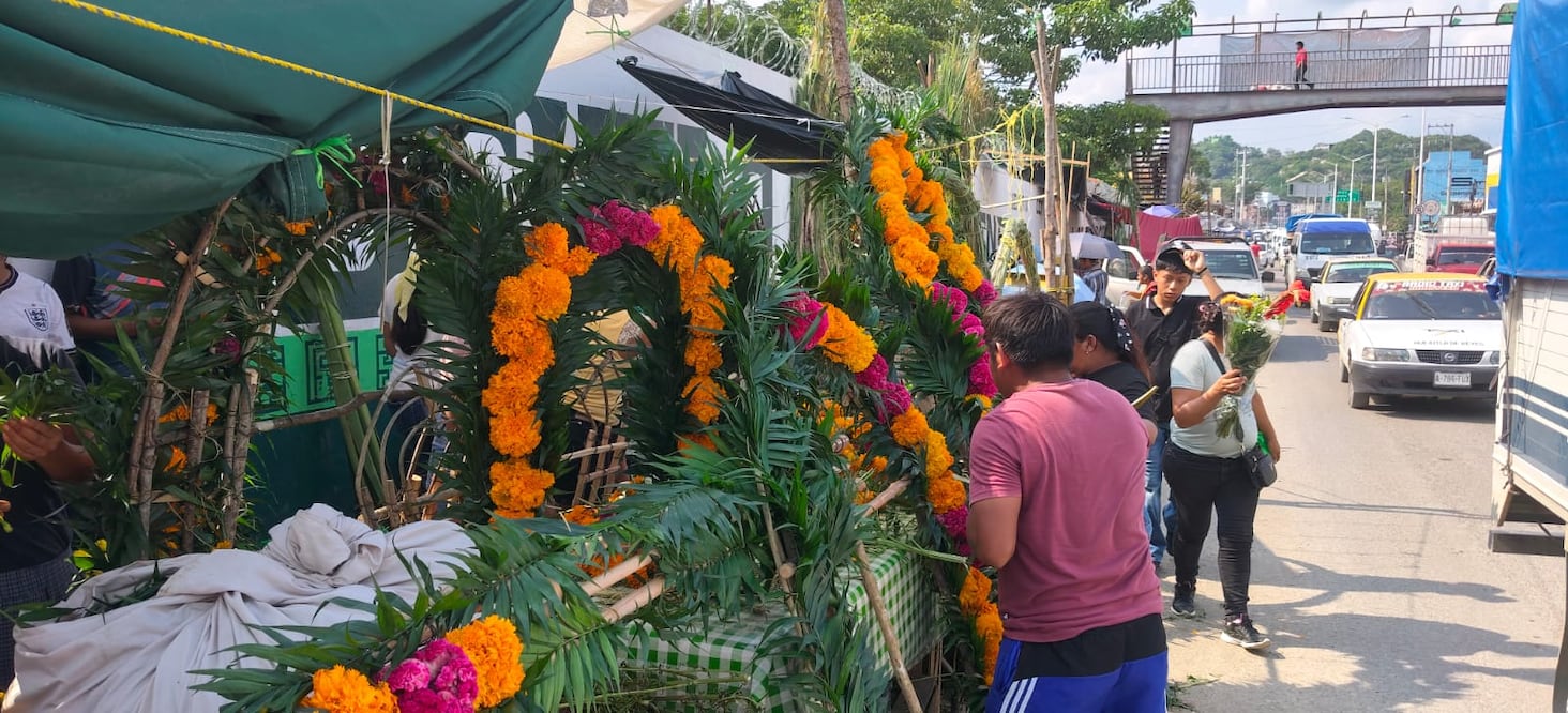 Hasta 3 mil pesos cuesta el arco xantolero en Huejutla | Foto: Francisco Bautista