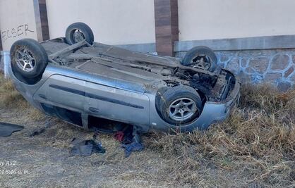 Auto volcado y abandonado en la México-Pachuca moviliza a autoridades
