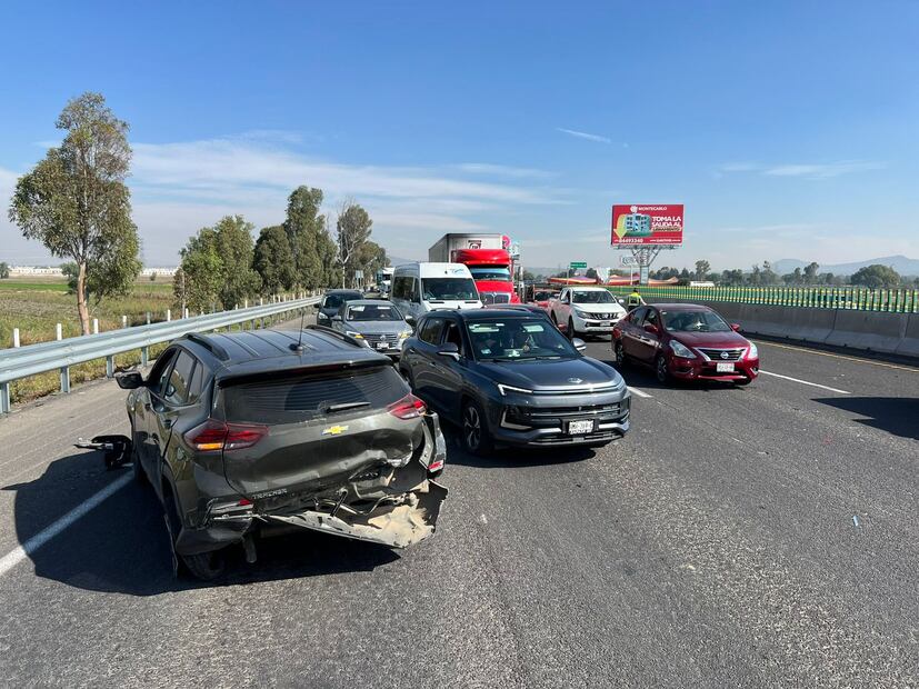 Cuatro lesionados tras choque y volcadura sobre la autopista México-Pachuca, a la altura del acceso al AIFA Foto: Especial