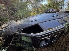Automóvil cae a barranco en el pueblo mágico de Zimapán; hay un lesionado 