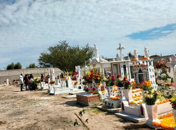 Familias ofrendan a sus difuntos en panteones