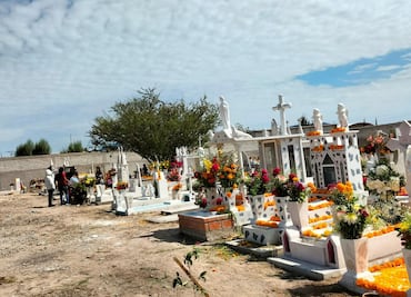 Familias ofrendan a sus difuntos en panteones