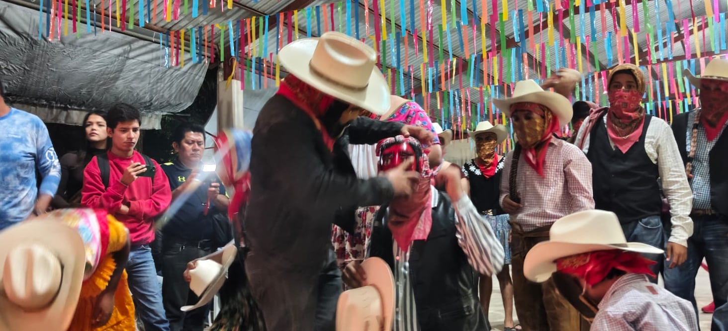 En Huejutla, el camino al Xantolo comienza con la Bajada de Máscaras | Foto: Francisco Bautista