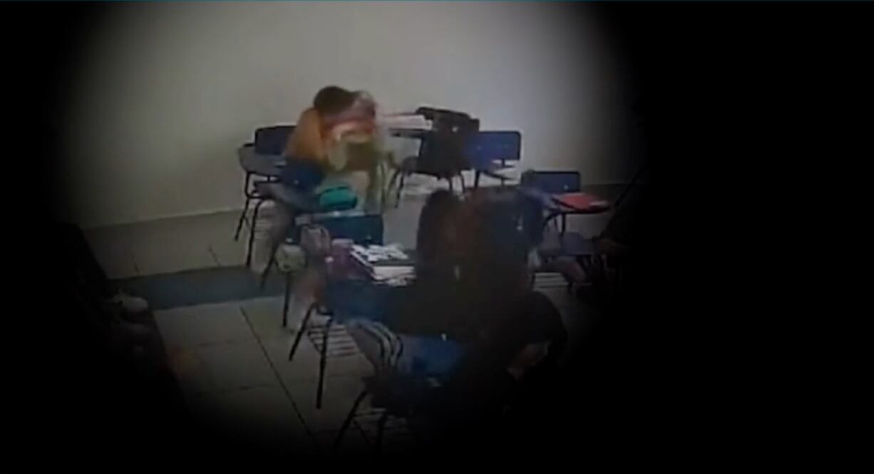 Una estudiante de preparatoria fue agredida dentro del salón de clases Foto: Video
