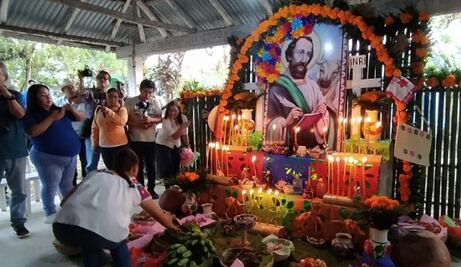 Hacen segunda ofrenda a San Lucas para Xantolo en Huejutla