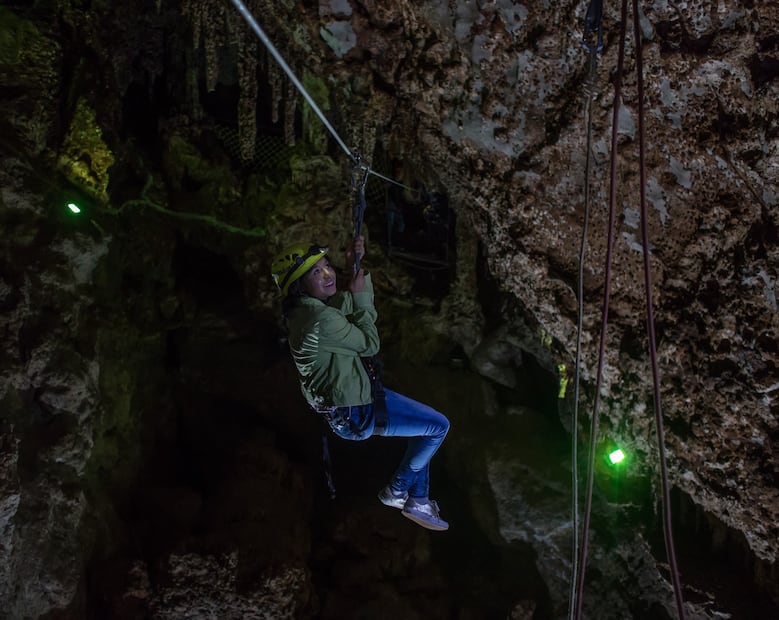 Tirolesa subterránea en las Grutas Xoxafi | Facebook: Grutas Xoxafi