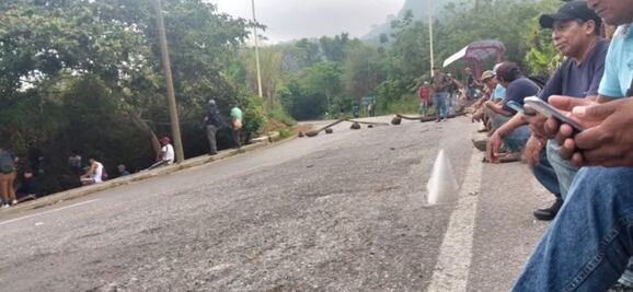 Habitantes de Mecatlán bloquean acceso a Yahualica; exigen más recursos para su fiesta patronal