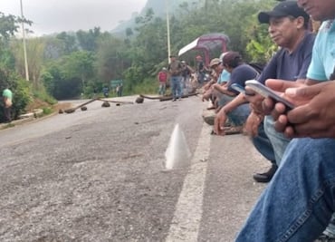 Habitantes de Mecatlán bloquean acceso a Yahualica; exigen más recursos para su fiesta patronal