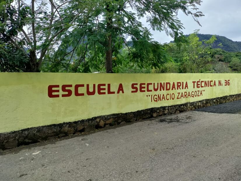 Acusan a directora de cerrar Secundaria Técnica en Huejutla | Foto: Francisco Bautista