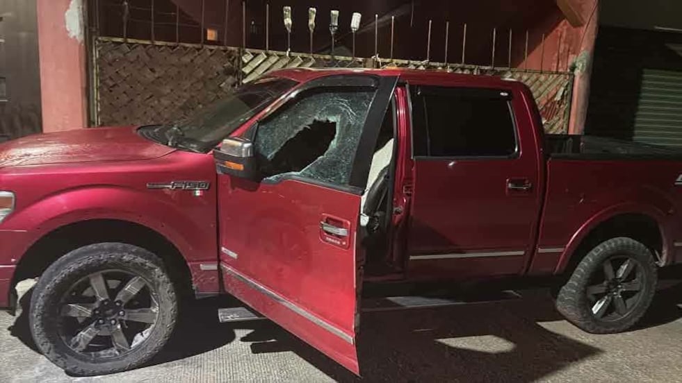 Atacan con bomba casera camioneta de docente en Tlanchinol