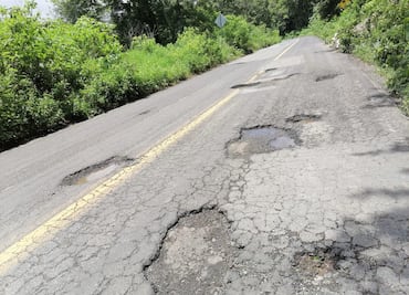 Habitantes de Tlanchinol exigen reparación de carretera México-Tampico
