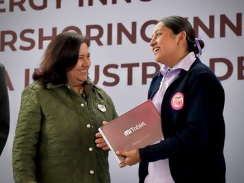 Entregan 319 tabletas electrónicas a estudiantes del Bachillerato de la Casa de la Mujer Hidalguense