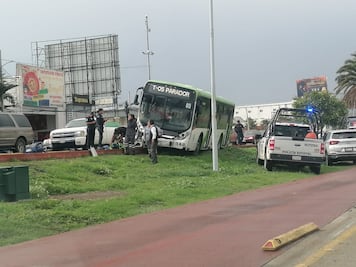 Auto invade carril confinado y provoca choque del Tuzobús