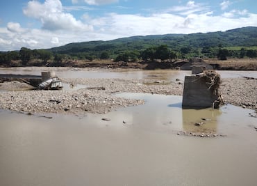Habitantes de Coatzonco, Huautla, exigen rehabilitación de camino inundado