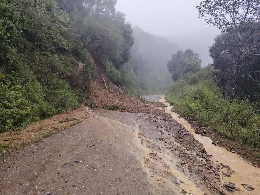 Deslaves debido a las lluvias han provocado afectaciones en los caminos en diferentes municipios. Foto: FB Nicolás Flores