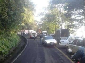 Pobladores de Tlanchinol bloquean la México-Tampico en demanda de remodelación