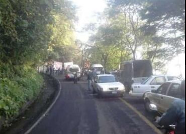 Pobladores de Tlanchinol bloquean la México-Tampico en demanda de remodelación