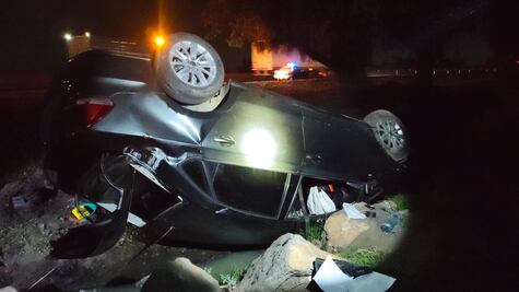 Vehículo volcado y abandonado moviliza a autoridades en la México-Pachuca