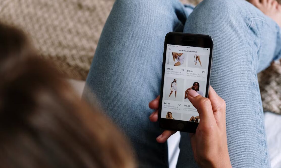 Los términos y condiciones de Temu incluyen que el usuario conceda la obtención de información de otros servicios de terceros, es decir, que la plataforma puede obtener información de socios afiliados, fuentes públicas y servicios vinculados. Foto: Pexels