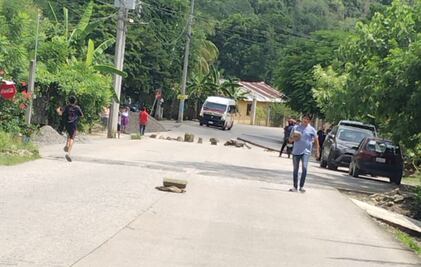 Bloquean la vía Huejutla-Tamazunchale por falta de energía eléctrica
