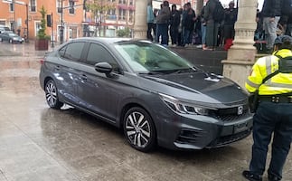 Automóvil utiliza la Plaza Independencia de estacionamiento 