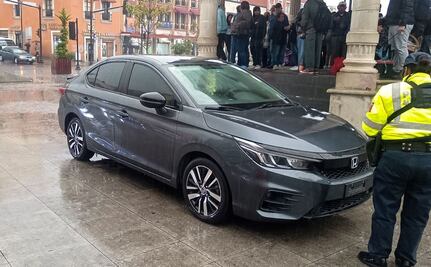 Automóvil utiliza la Plaza Independencia de estacionamiento 