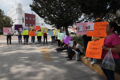 Protestan y bloquean vialidad por desaparición de joven 