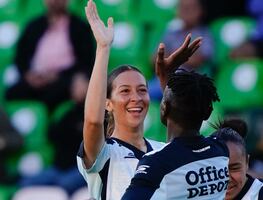 Pachuca Femenil remonta con autoridad y golea a León en el Nou Camp