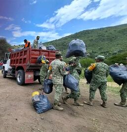 Retiran 4.6 toneladas de basura del río Tula durante jornada de limpieza en Tasquillo