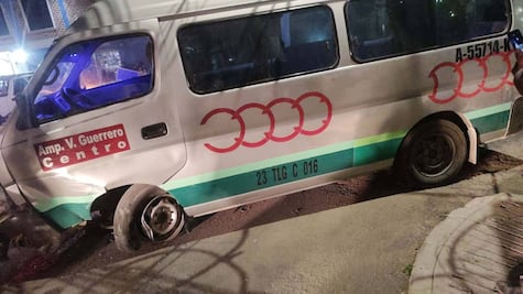 Vuelca unidad del transporte público en colonia Guadalupe, en Tulancingo