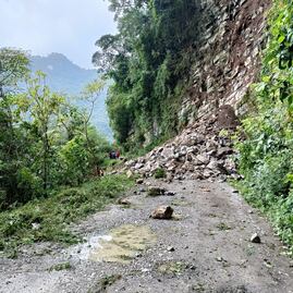 Derrumbe en tramo carretero de Tenango de Doria provoca cierre temporal