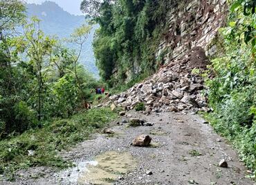 Derrumbe en tramo carretero de Tenango de Doria provoca cierre temporal