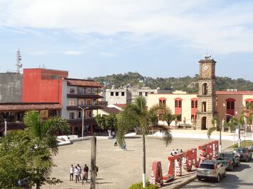 Vecinos de Huejutla retienen a funcionarios por falta de agua