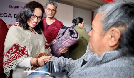 Entregan cobijas y credenciales para personas con discapacidad en Acaxochitlán