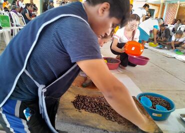 Molienda del cacao en Ixmiquilpan, tradición que va de generación en generación