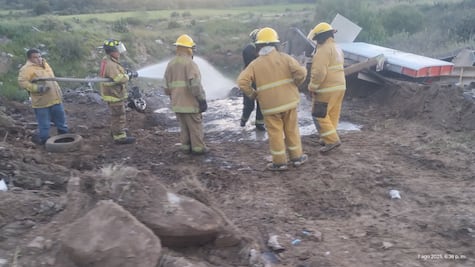 Hallan desechos industriales durante incendio en un tiradero ilegal en Tlanalapa