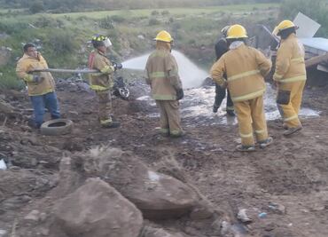 Hallan desechos industriales durante incendio en un tiradero ilegal en Tlanalapa