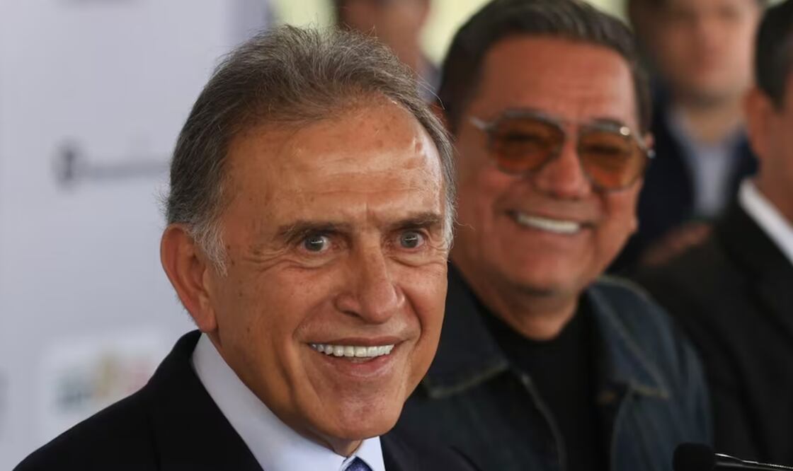 Miguel Ángel Yunes Linares, padre y suplente del senador Miguel Ángel Yunes Márquez, atrás de él, el morenista Félix Salgado. Foto: Berenice Fregoso/EL UNIVERSAL