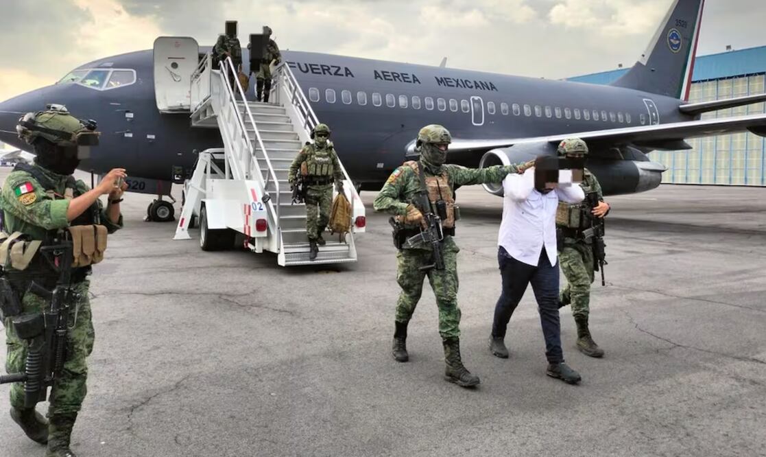 Elementos del Ejército trasladan a "El Piyi", operador de "Los Chapitos" desde Culiacán, Sinaloa. Foto: Especial