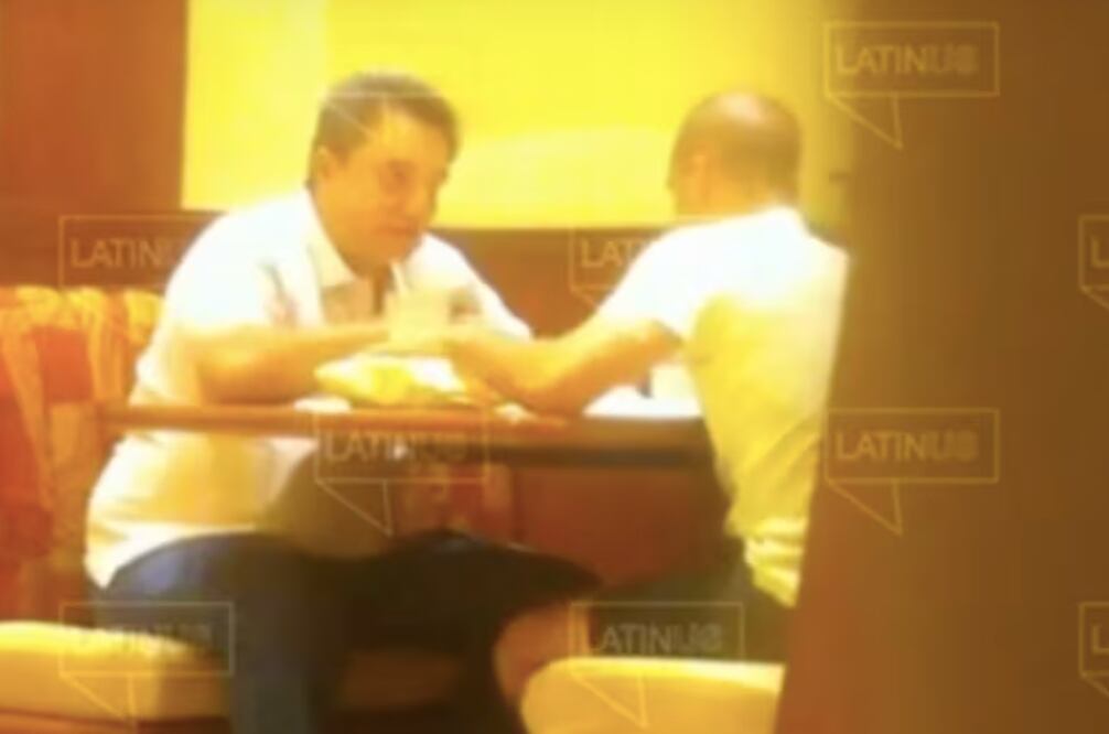 Video en el que se observa a Pío López recibir fajos de dinero en efectivo de parte de David León. Foto: captura de pantalla
