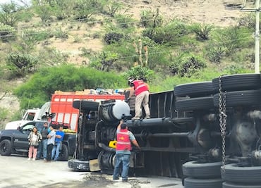 Se registra volcadura en tramo Tasquillo-Zacualtipán