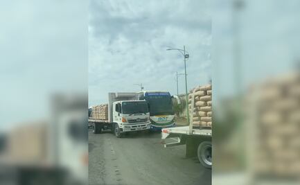 Accidente entre camión de pasajeros y transporte de materiales en el bulevar Nuevo Hidalgo