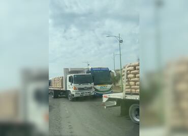 Accidente entre camión de pasajeros y transporte de materiales en el bulevar Nuevo Hidalgo