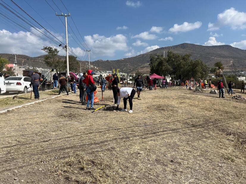 Este sábado funcionarios del Ayuntamiento de Pachuca acudieron a la colonia Renacimiento, ubicada atrás del Cereso, donde junto a vecinos realizaron actividades de limpieza del parque de la comunidad. I Foto: Ricardo Calleja